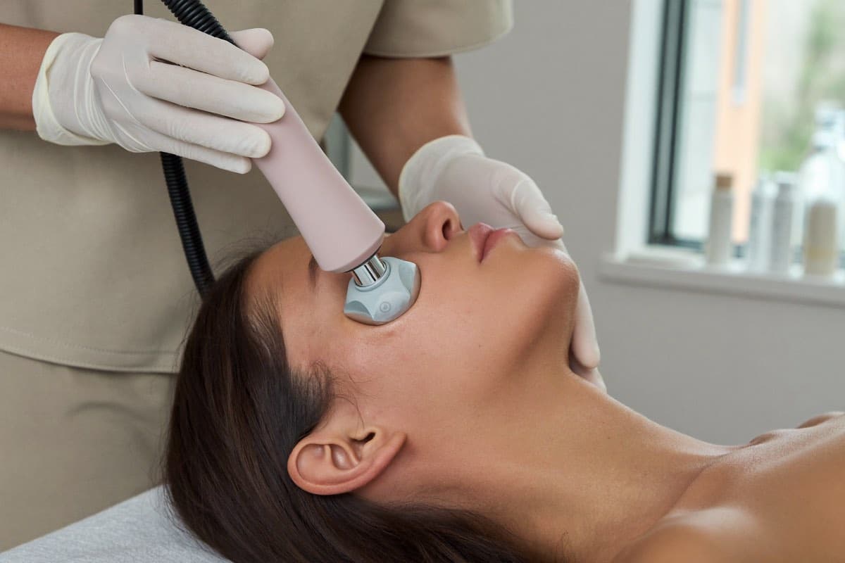 Diamant-Microdermabrasion in Berlin – Hautglättung mit dem Diamant-Handstück an der Wange