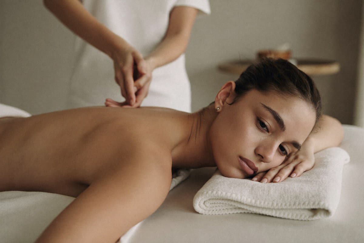 Rückenmassage in Berlin-Friedrichshain – entspannte Kundin auf der Massageliege