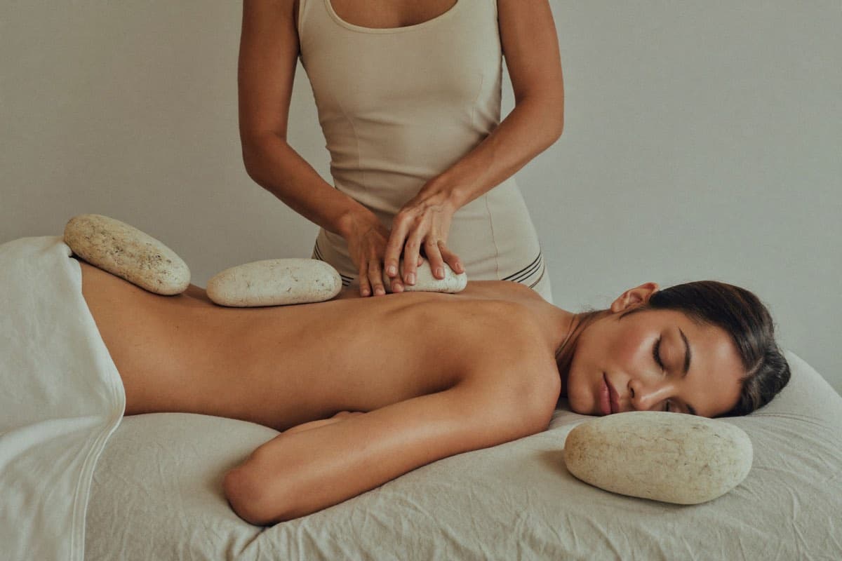 Entspannungsmassage mit Hot Stones in Berlin – Massage mit warmen Steinen am Rücken